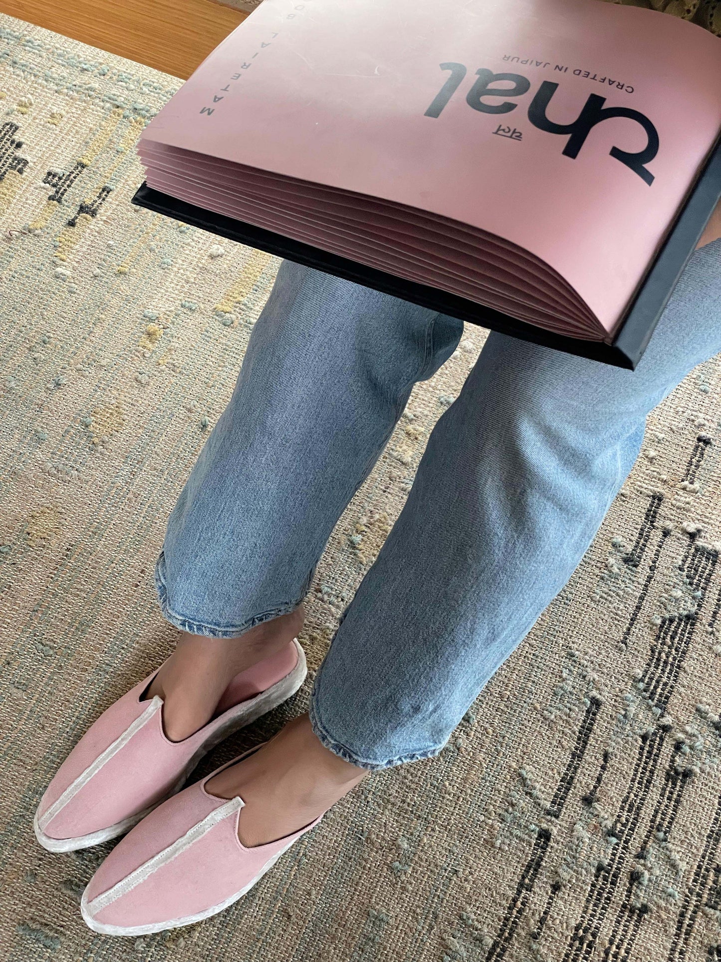 Light Pink Velvet Mojari