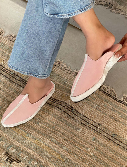 Light Pink Velvet Mojari